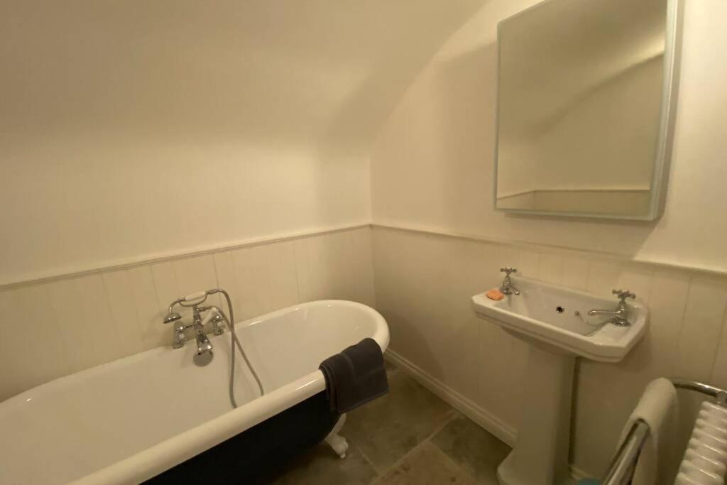 The Courtyard Apartment, Strangford Exterior photo
